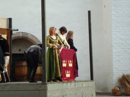 Standar, tillverkat för pjäsen Blodbadet - en helt ny historia. Ronneby Folkteater. Scenografi Loa Miller.